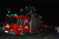 Tűzoltóautó tetején érkezett a városházára a bajnoki címét ünneplő szolnoki csapat
